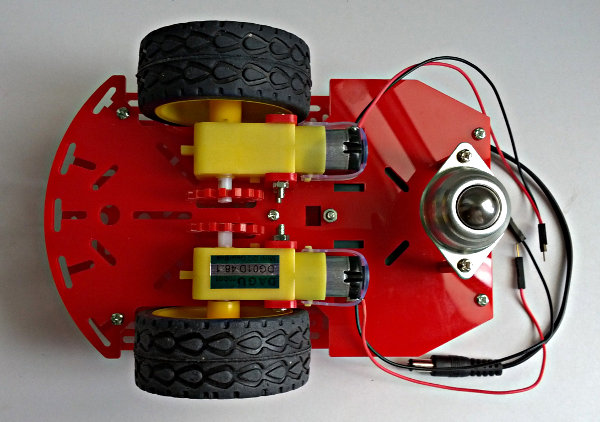 vista inferiore del telaio: motori, riduttori, ruote e cavi di alimentazione